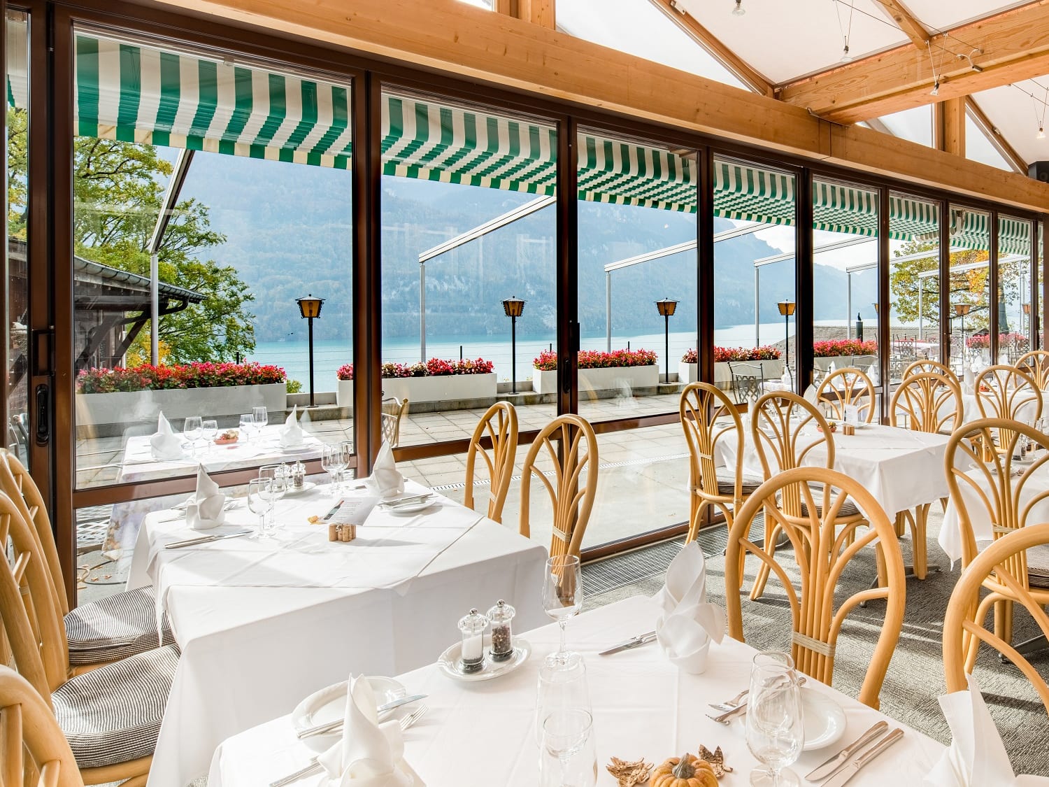 Restaurant Lindenblüte terrace overlooking Lake Brienz and the mountains